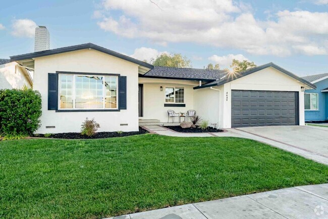 Building Photo - Stunning 4-Bedroom Home with Designer Fini...