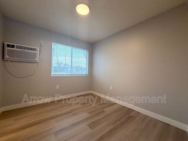 Photo - 877 N 26th St