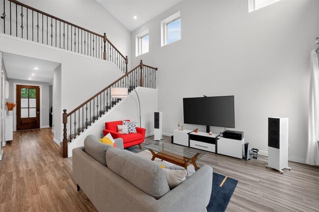 Photo - 208 Windom Way