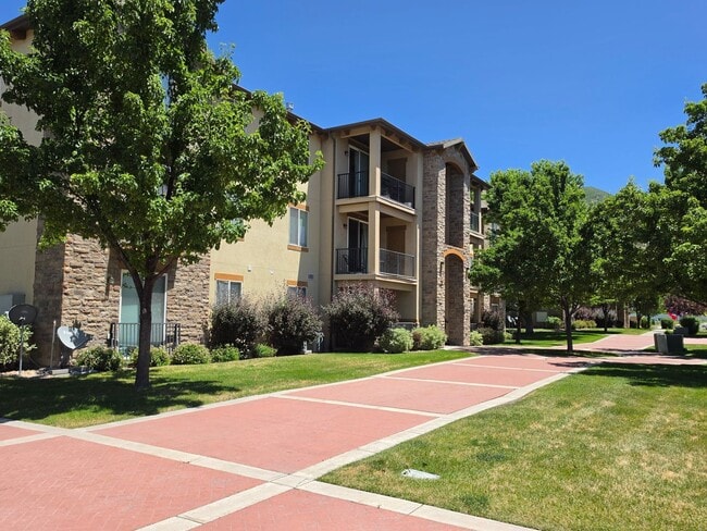 Building Photo - HONEY! Stop Scrolling! Luxury Centerville Stunner!