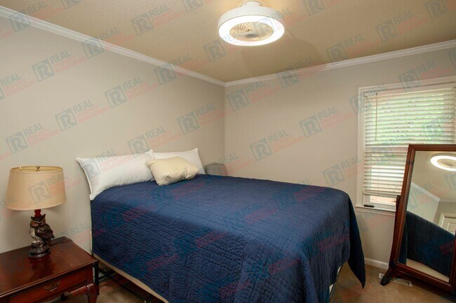 Photo - 521 Darby Glen Ln