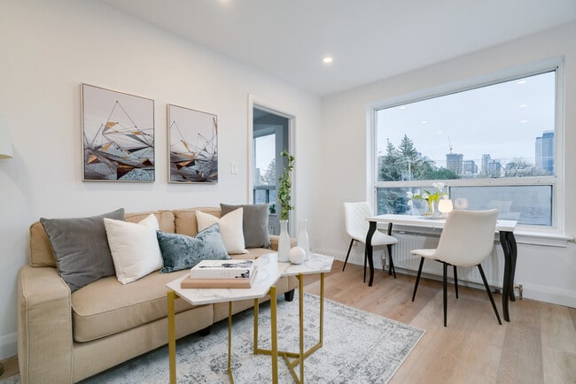 Building Photo - 2707 Yonge St Unit 1