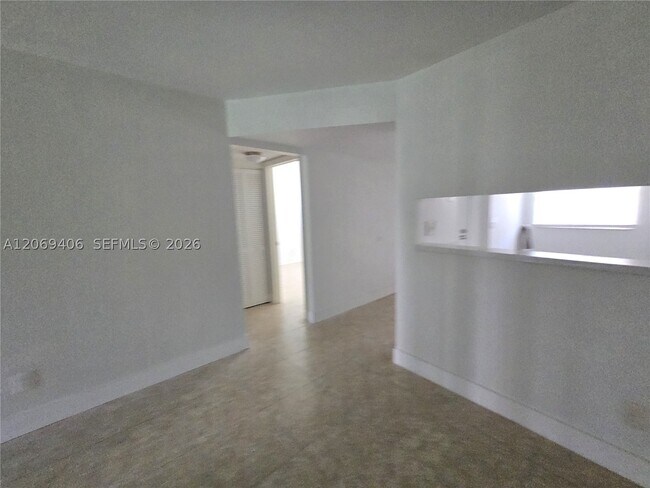 Building Photo - 3396 Foxcroft Rd Unit 113