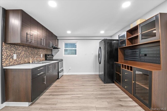 Photo - 570 Conklin St