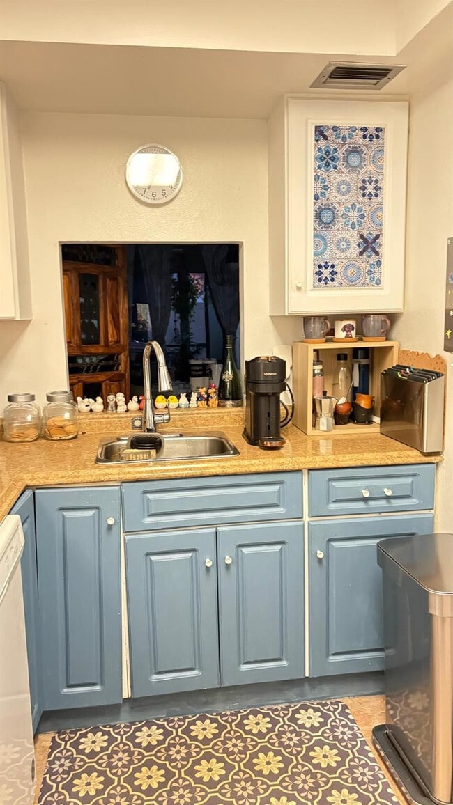 Building Photo - 118 Royal Pk Dr Unit 1F