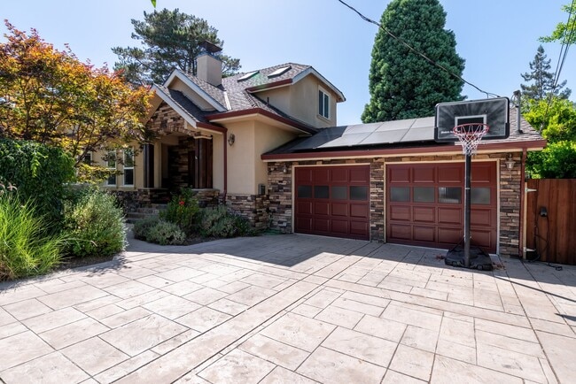 Photo - 596 Pettis Ave