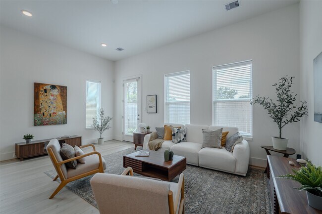 Photo - 864 Paul Quinn St