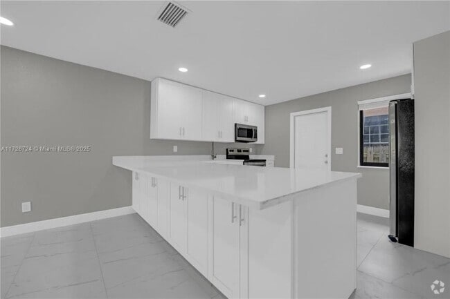 Building Photo - 2 bedroom in Hallandale FL 33009 Rental