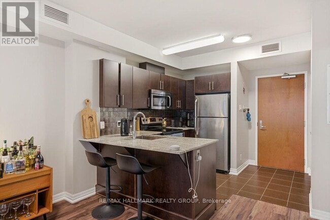 Photo - 242 Rideau St