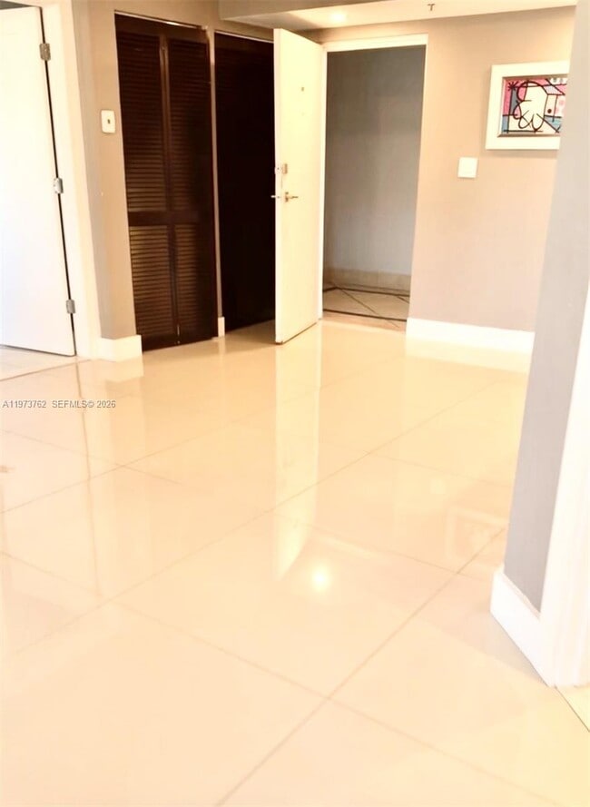 Photo - 637 SW 3rd St Unidad 304