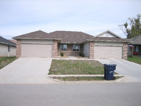 Building Photo - Executive Rental 2 Bedroom 2 Bath 2 Car Garage Duplex