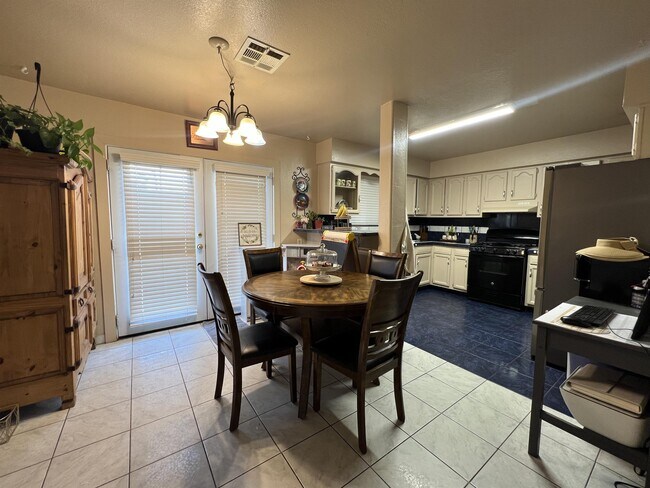 1216 E Erie Ct