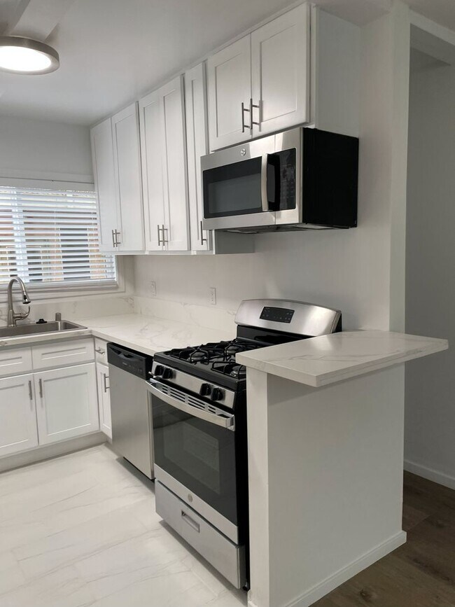 Photo - 1136-1160 N. El Centro Ave