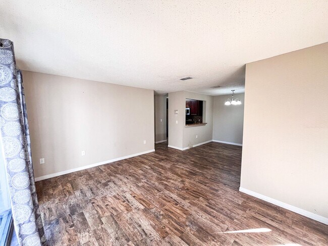 Photo - Windsor Park #1118 - On several bus routes to UF