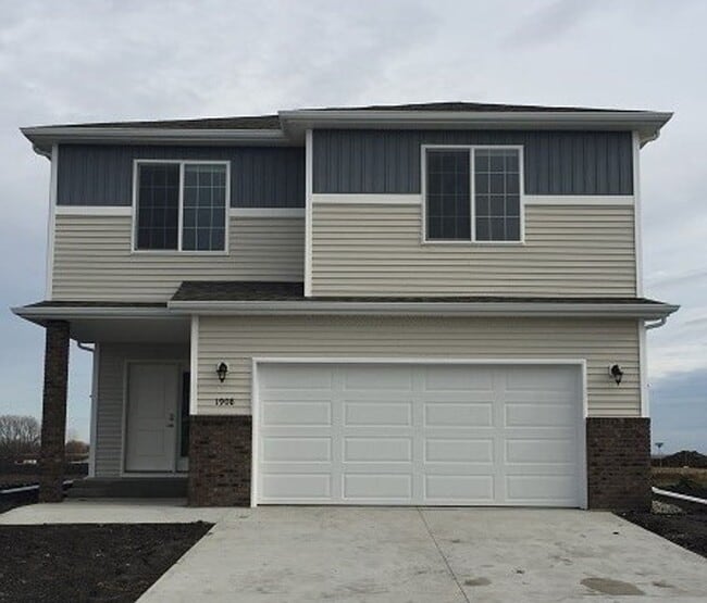 Building Photo - 3 Bed 3 Bath Single Family Home