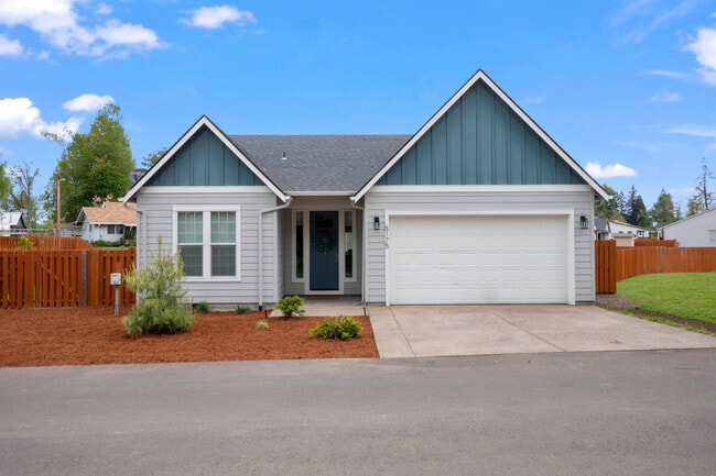 Building Photo - 5175 Parkway Dr NE