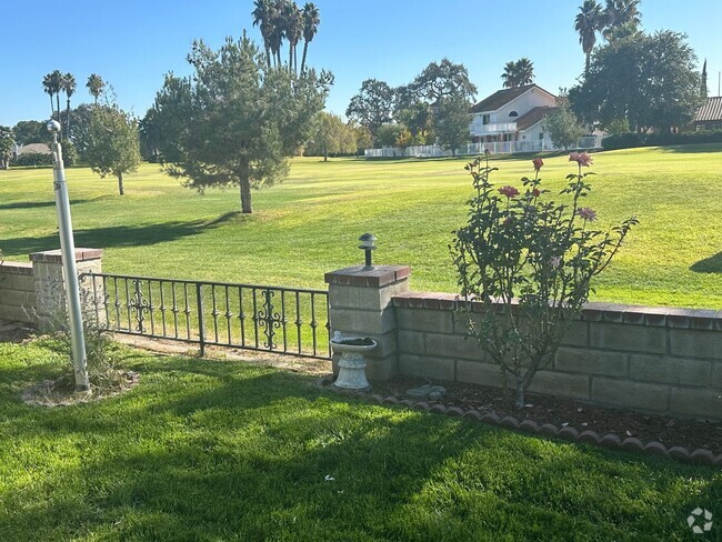 Building Photo - Beautiful golf course home!