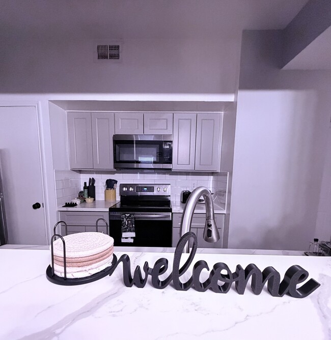 Building Photo - 7284 Regency Square Ct Unit 7284