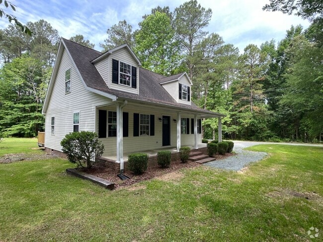 Building Photo - Beautiful, updated 3 BR 2 BA home in peace...