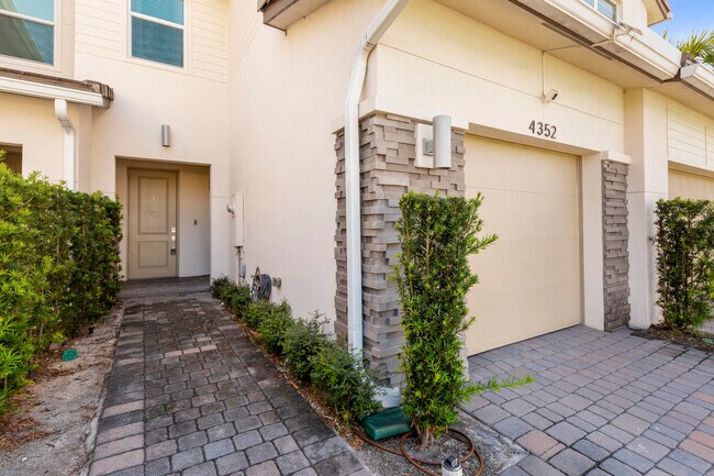 Photo - 4352 Veleiros Ave