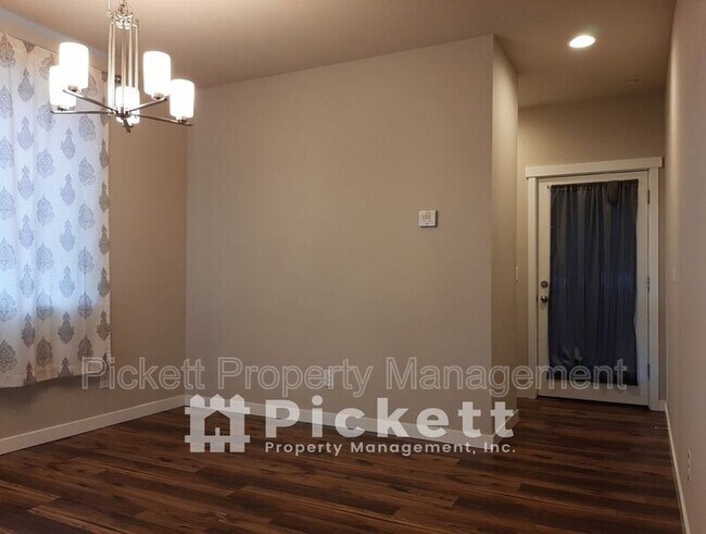 Photo - 1004 Samara St