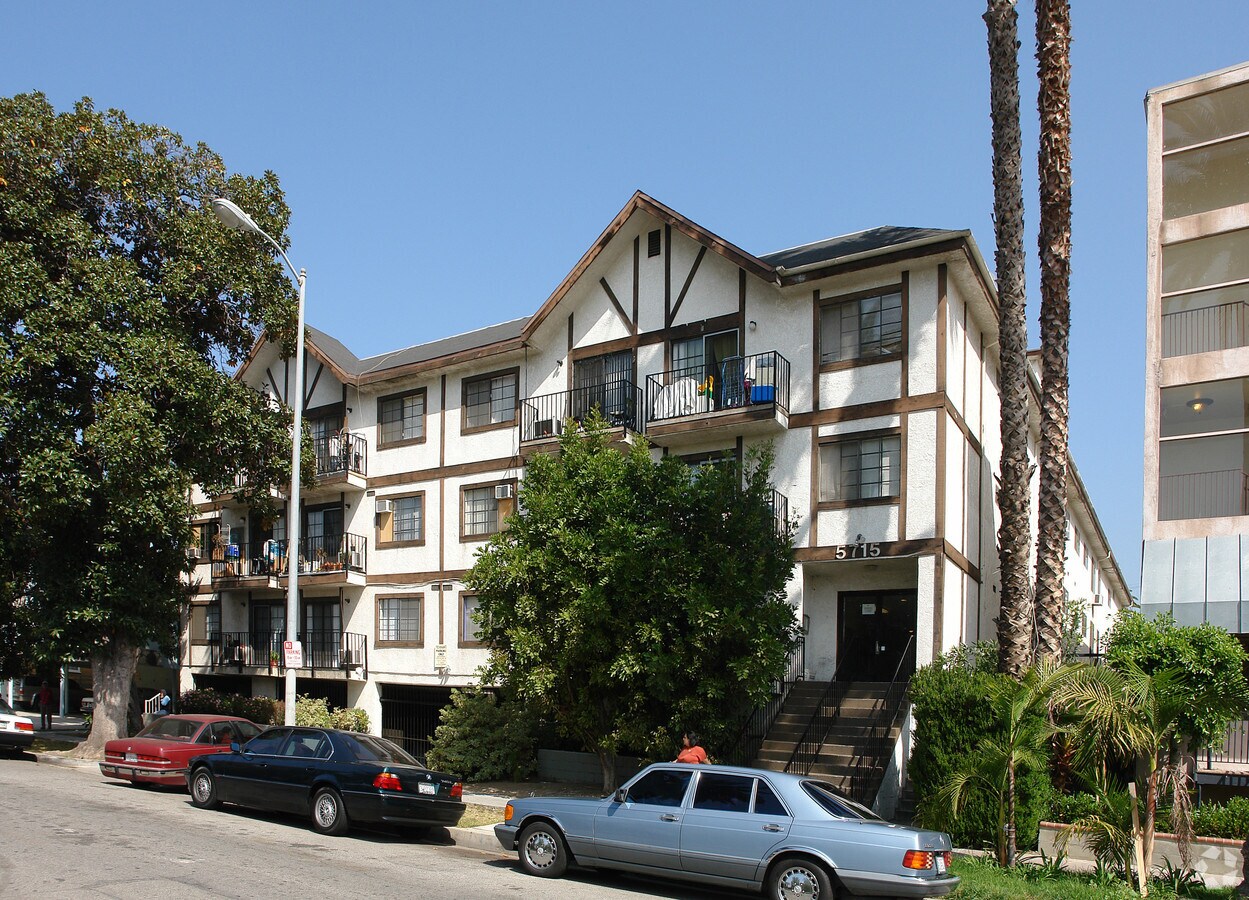 Photo - 5715 Harold Way