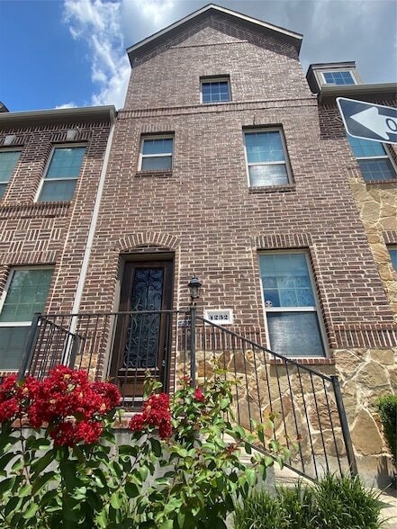 Photo - 4232 Charles St