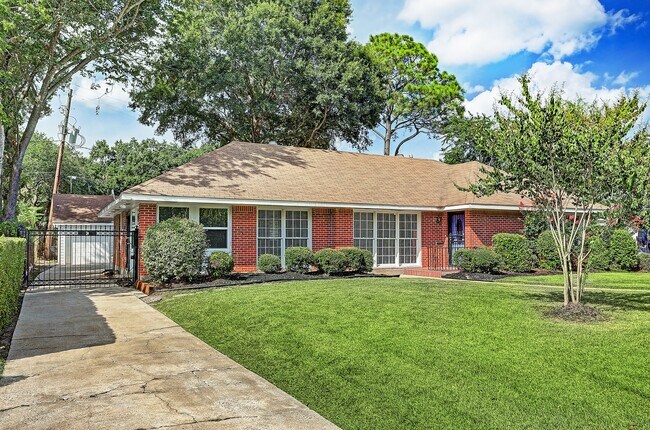 Photo - 3709 Parkwood Dr