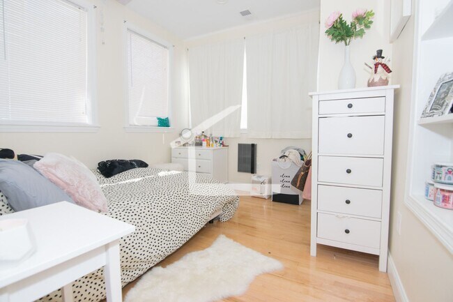 Photo - 1785 Beacon St