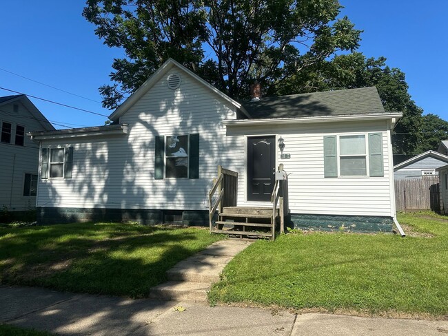 3-Bedroom Home near Downtown Bloomington! - 3-Bedroom Home near Downtown Bloomington!