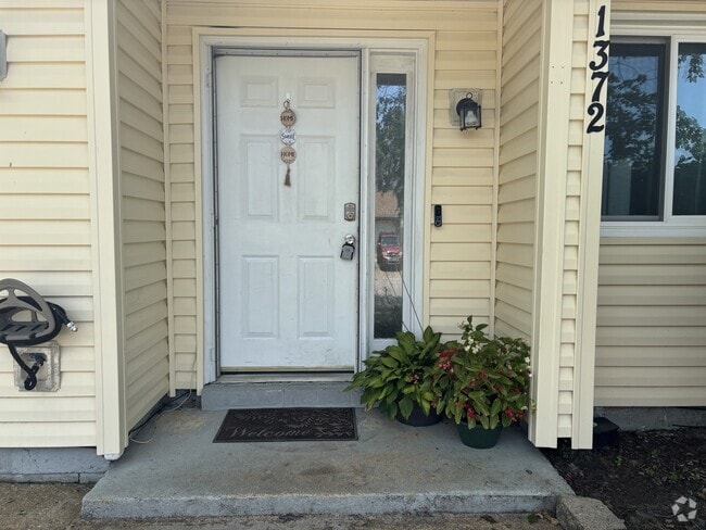 Building Photo - 1372 Riverside Dr Rental