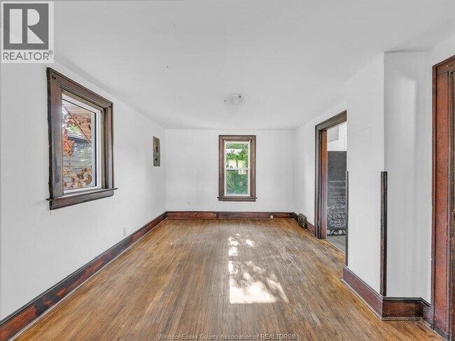 Photo - 527 McEwan Ave