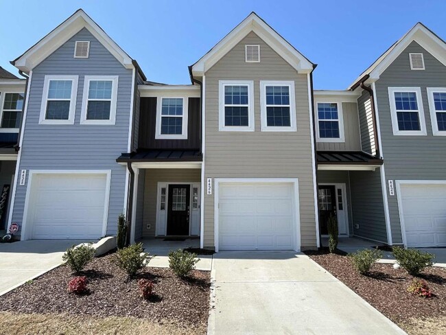 Stunning 3BD, 3BA Raleigh Townhome in an H... - Stunning 3BD, 3BA Raleigh Townhome in an H...