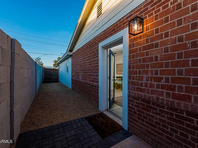 Building Photo - 2040 E Monte Vista Rd Unit Casita