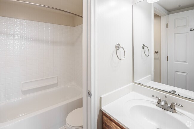 Van Gogh - 1BR, 1BA - 573 SF - Bathroom