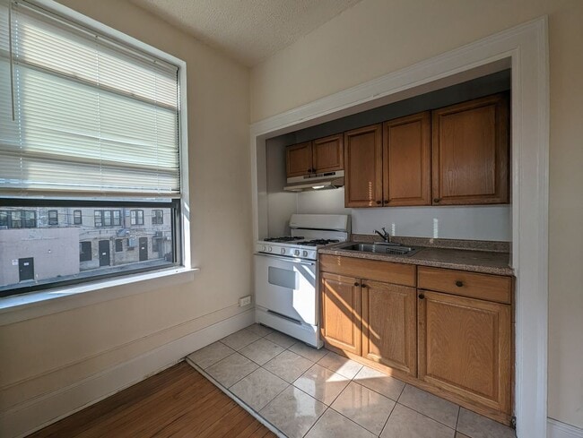 Building Photo - 2715 N Milwaukee Ave Unit 208