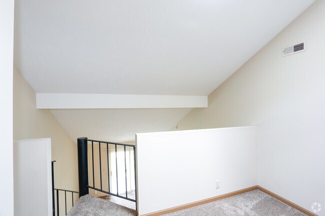 2BR, 2BA - 1038 SF