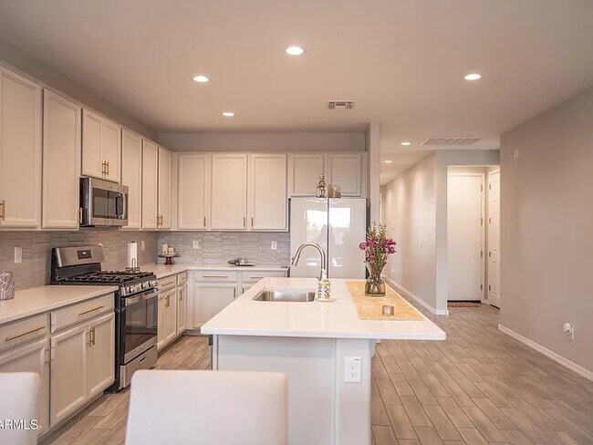 Photo - 814 S 109th Ave