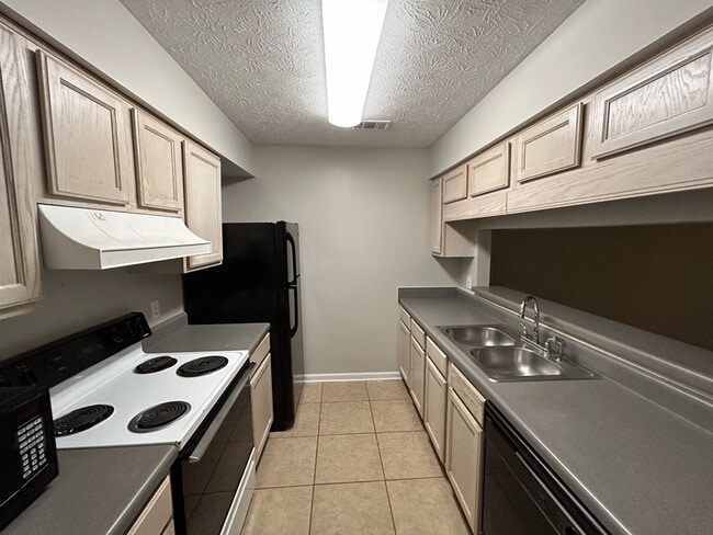 Photo - 1032 Chinook St