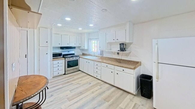 Photo - 30100 Lakeview Ave