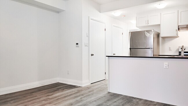 Photo - Walk-Out Townhouse Unit For Rent, One Month Free Unité 101