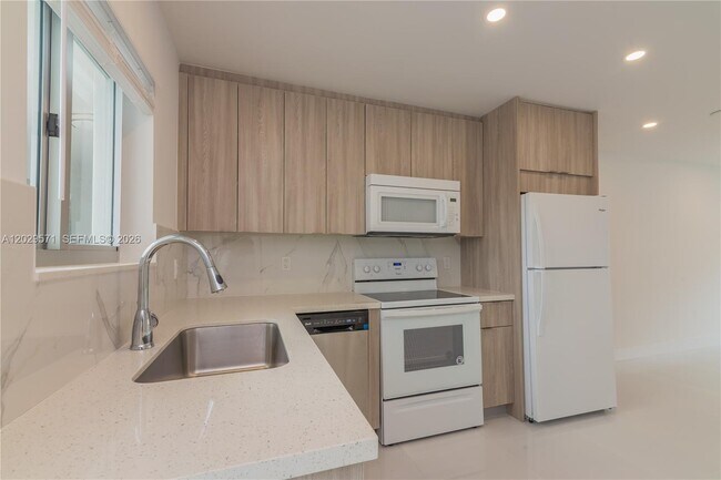 Photo - 3755 NE 167th St Unidad 6