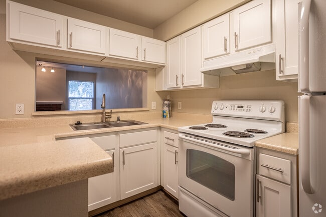 1BR, 1BA - 775SF