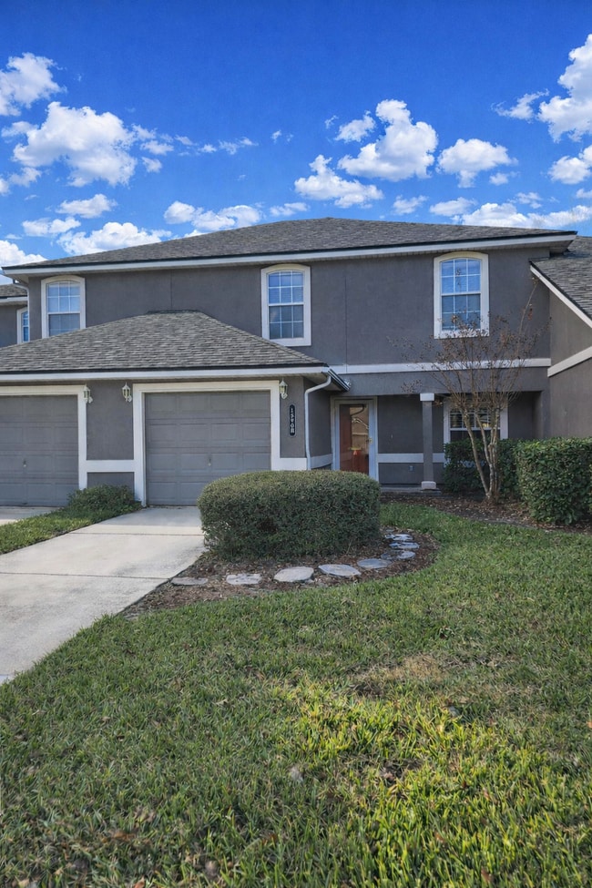 Building Photo - Move-In Ready Townhome – Pond Views & Walkable Access to Fleming Island Plantation Amenities Unit B