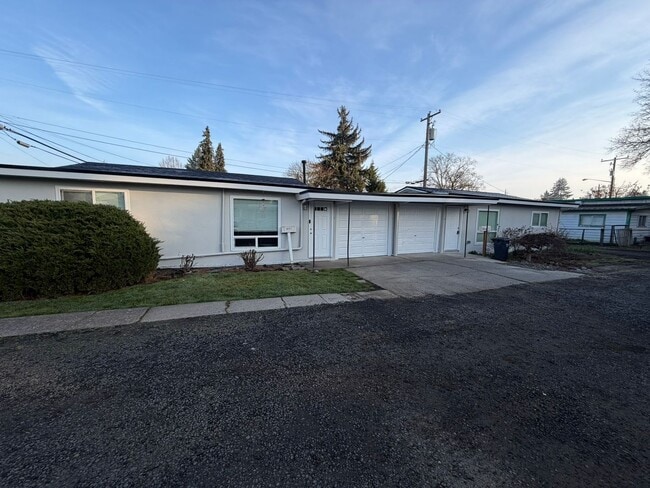 Building Photo - Newly Remodeled 2 Bedroom!