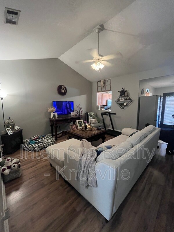 Photo - 1420 Hazelgreen Way