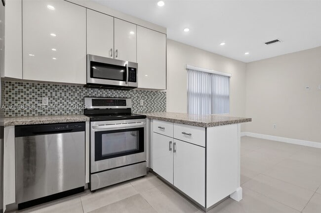 Building Photo - 12800 NE 11th Ave Unit 3