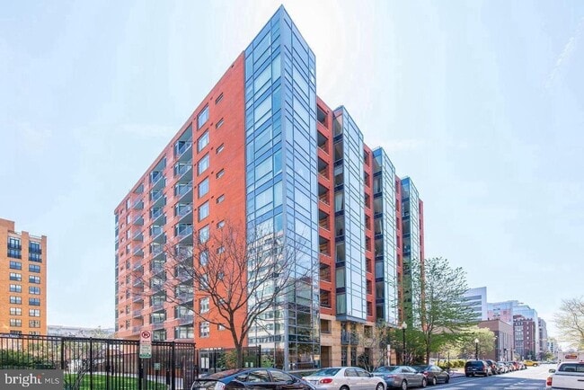 Building Photo - Thomas Circle/Mount Vernon One Bedroom W/P...