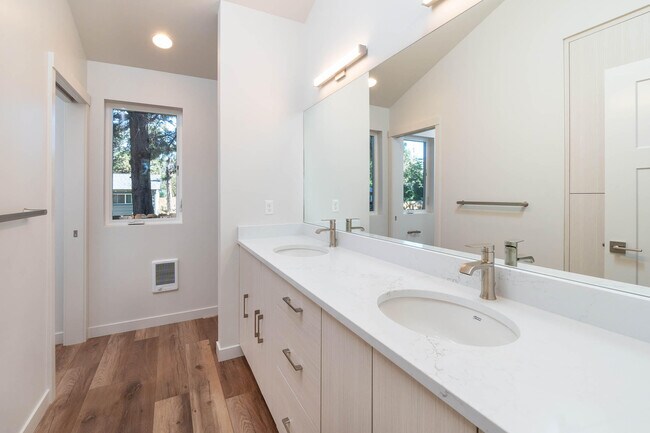 Photo - 1262 NE Burnside Ave Unit 2