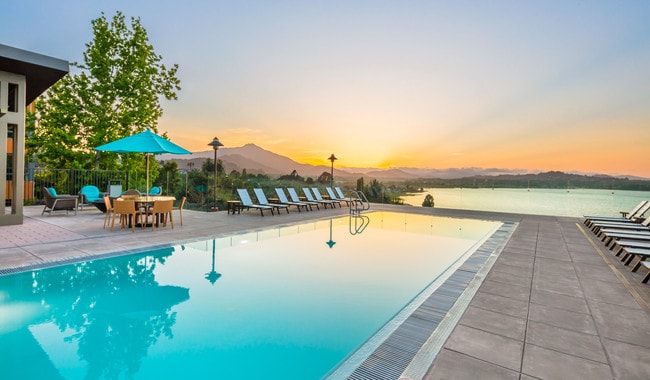 Refréscate y disfruta de la vista en la piscina sin bordes de agua salada equipada con altavoces bajo el agua y duchas al aire libre para enjuagarse - Preserve at Marin Apartamentos